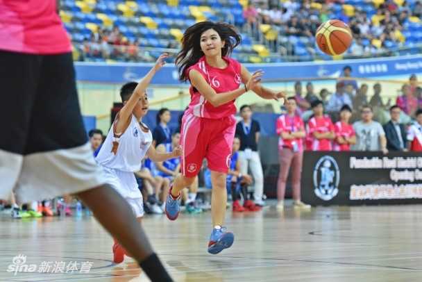 陈伟琪:篮球场上跳跃的烈焰,用汗水雕刻的傲人曲线 身披白色球衣的陈伟琪,在赛场上目光如炬,她面对高大对手的贴身防守,毫无惧色地压低重心,左手灵活地运球突破,展现出扎实的篮球功底和不服输的竞技状态。