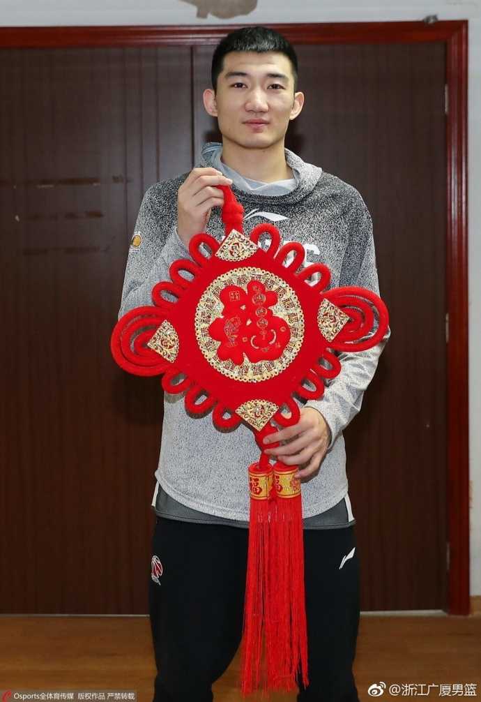 外援布朗手持福字笑得像个孩子，这位总决赛MVP用异乡的温情笔画书写着对杭州这座第二故乡的热爱