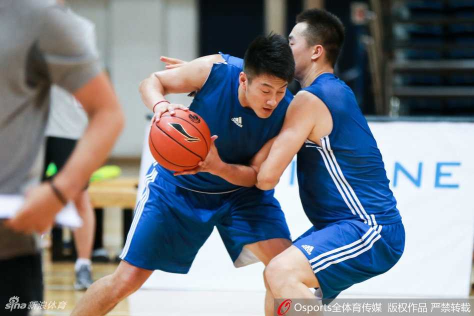 雅尼斯挂帅起航,京城男篮开启重建新篇章 场边的闵鹿蕾神态轻松,面带标志性的微笑,虽然角色已变,但他依然通过肢体语言与场上的队员们保持着情感互动。