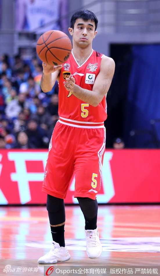 青岛队球员宗赞在八一队的内线强起上篮，面对多人包夹依然将球稳稳放入篮筐，展现了国产内线的强硬。