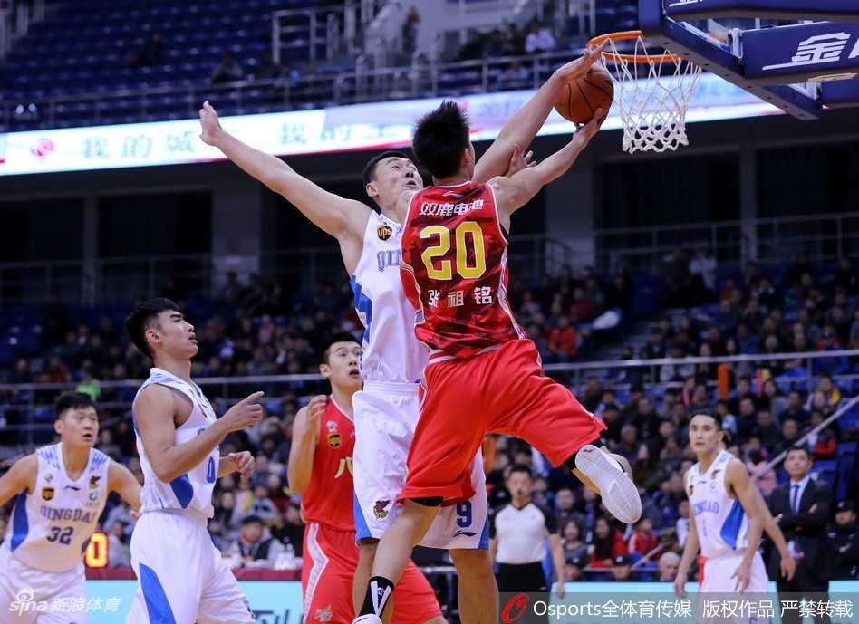 青岛队中锋苏伟本场在攻防两端都展现了强大的存在感，他一次次用宽厚的身体卡住对手，保护下后场篮板，并贡献11分7篮板。