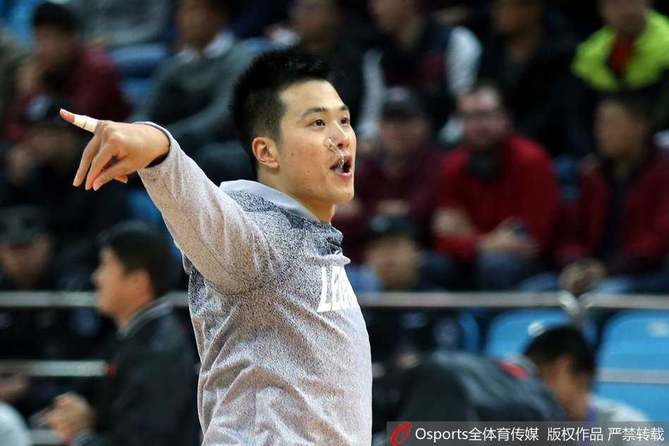 青岛队球员琼斯在深圳队多人包夹下依然奋力起跳，试图完成一次艰难的出手。