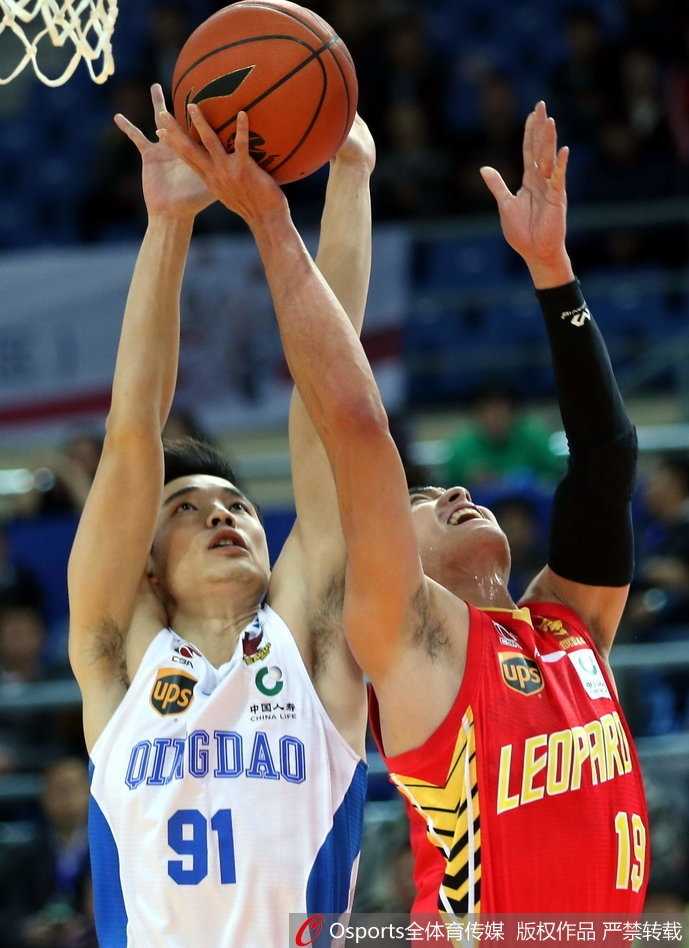 深圳队外援朗福德运球加速突破，如利刃般切开青岛队的防线，准备完成一次上篮。
