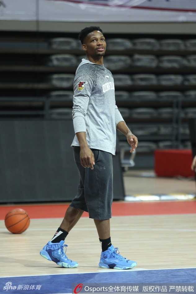 外援吉布森运球干拔跳投，篮球在空中划出完美弧线，队友在场边驻足观看