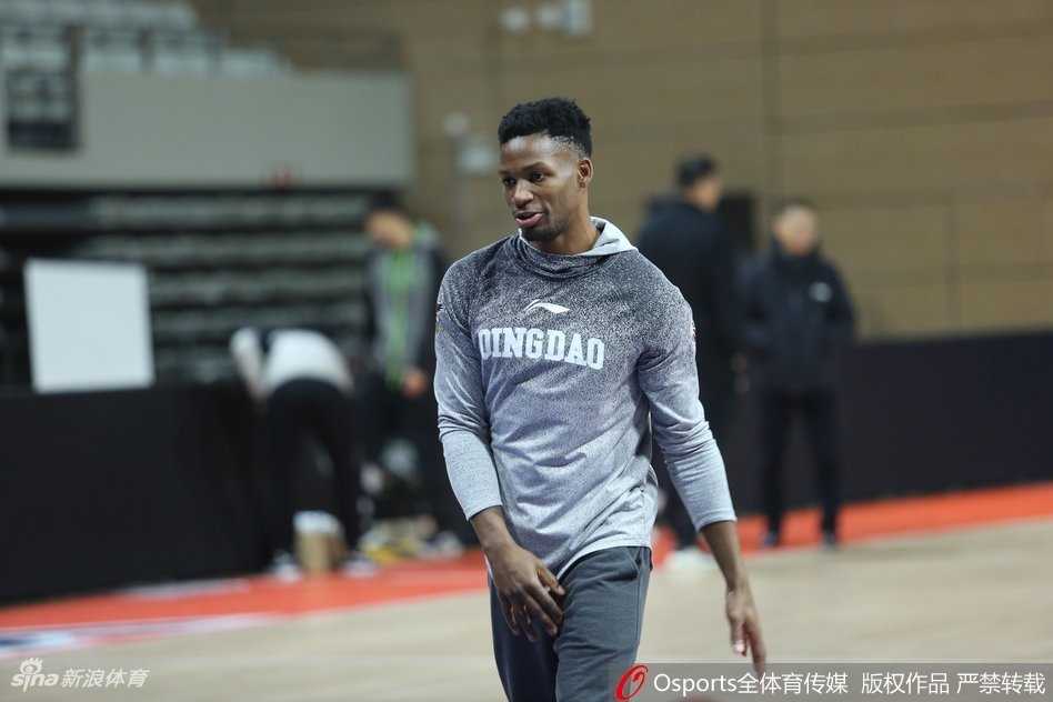 全队进行模拟对抗，攻防转换极快，球场上充斥着呐喊声和球鞋摩擦声