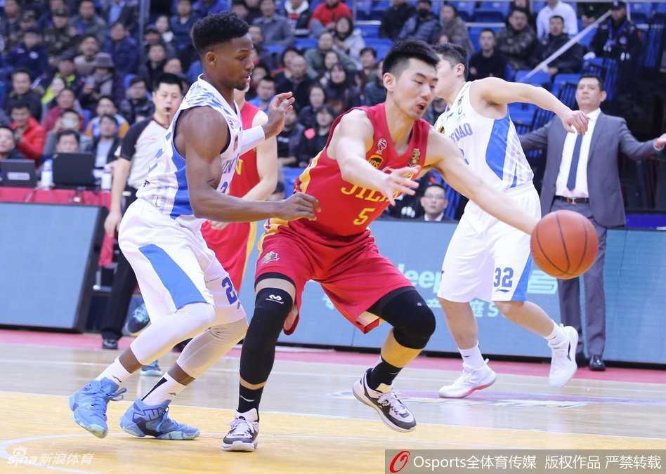 苏伟在内线展现统治力，面对防守强势补篮，用力量和经验为青岛队牢牢守护着禁区。