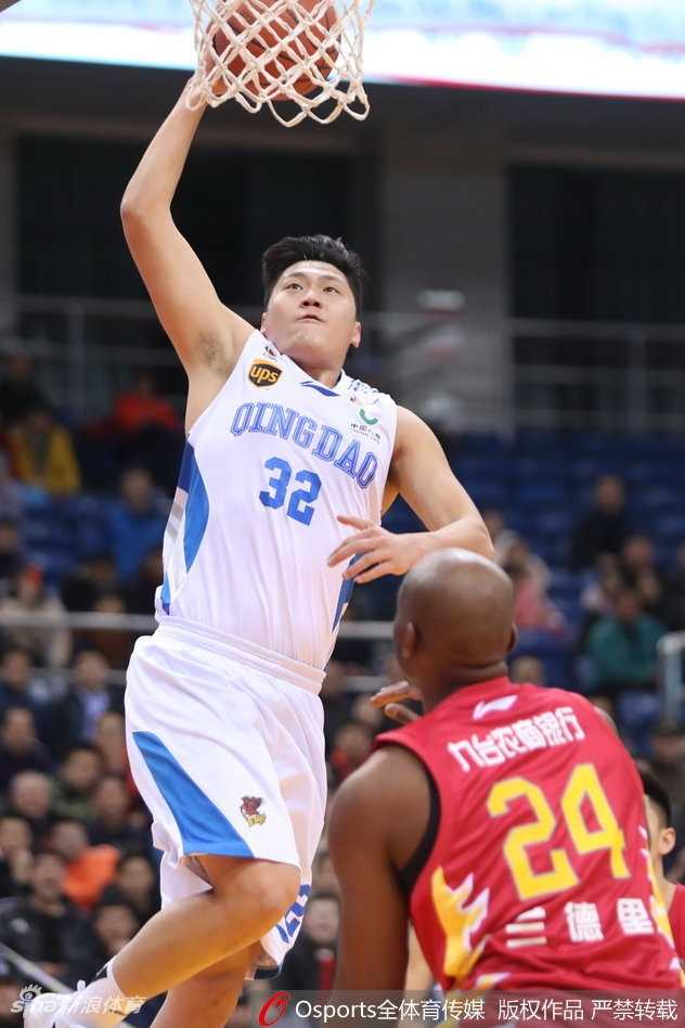 吉林队外援韦弗面对防守强行突破上篮，尽管对抗激烈，他依然努力将球送入篮筐，斗志昂扬。