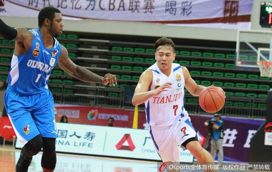 天津队核心杰特运球寻找节奏，他的每一次突破都牵动着青岛队防守的神经，此役他贡献了全队最高的25分。
