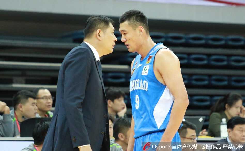 年轻的天津队球员韩博林如雏鹰展翅，高高跃起完成一次精彩的单人暴扣，点燃了主场观众的激情。