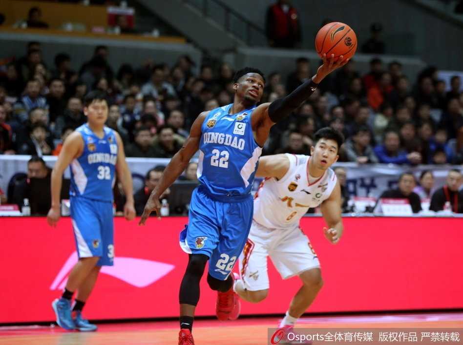 青岛队外援吉布森面对八一队的严防死守，用眼花缭乱的运球寻找节奏，随后干拔而起，三分球应声入网。
