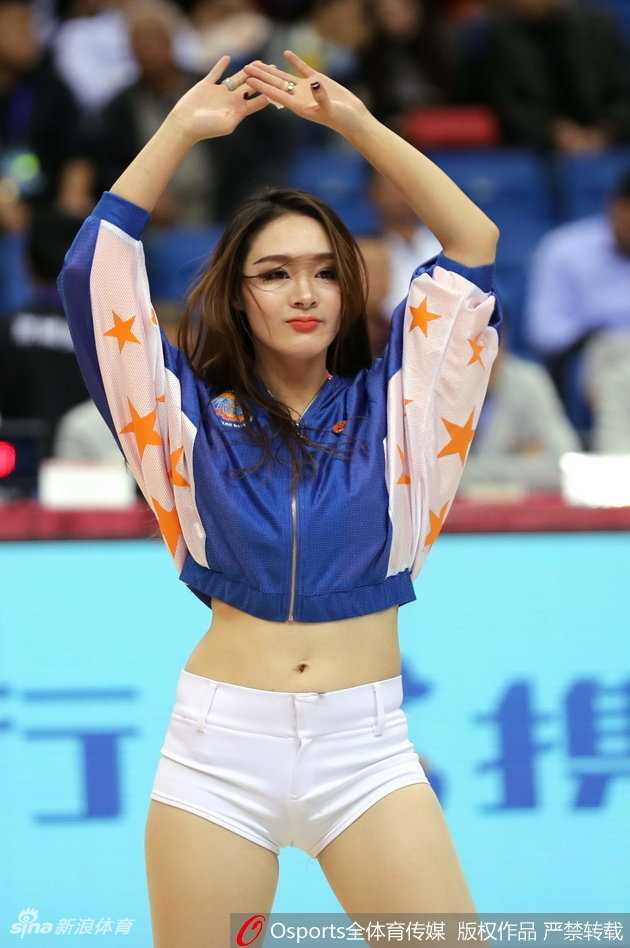 女巫啦啦队集体摆出搞怪姿势，娇蛮中带着可爱