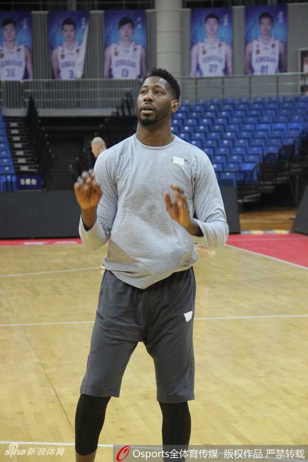 梅斯在罚球线上稳稳命中，专注的神情与标准的投篮姿势相得益彰，身后的训练场地空旷而安静，只有篮球与地板碰撞的回声见证着他的努力。