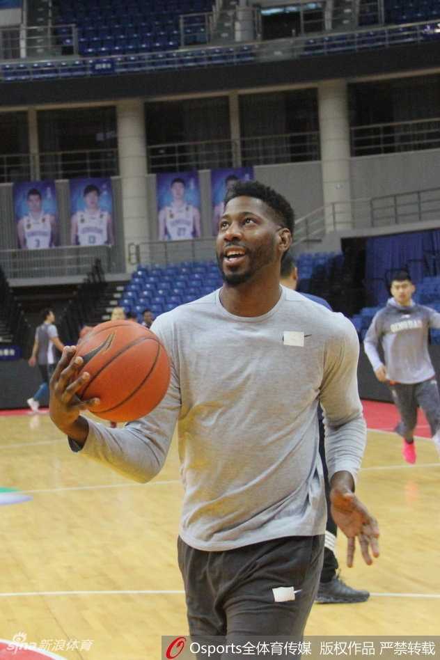 训练间隙，梅斯正在进行拉伸放松，肌肉线条分明的手臂彰显着强悍的身体素质，他脸上的汗水在灯光下闪闪发光，这正是他全力以赴投入训练的最好证明。