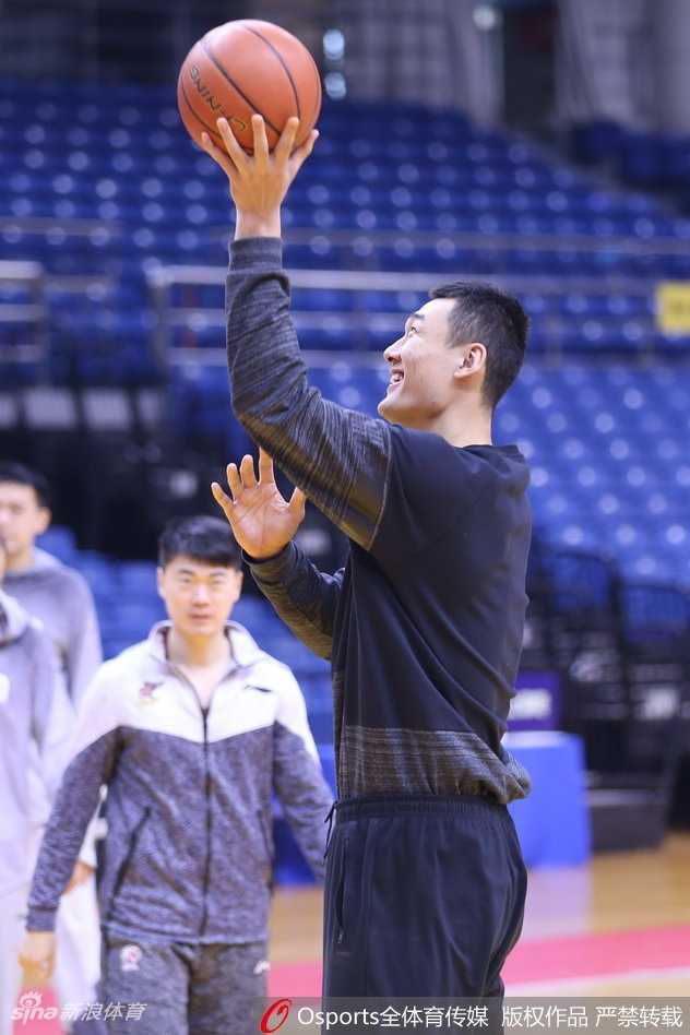 青岛队外援吉布森在训练中运球突破，眼神犀利，他的个人能力将是球队对抗强敌新疆的重要武器。