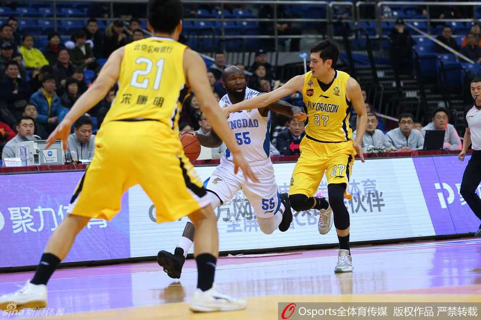 巴蒂斯塔凶狠扑防直冲苏伟，身体在空中激烈碰撞，瞬间失去平衡尽显血性。