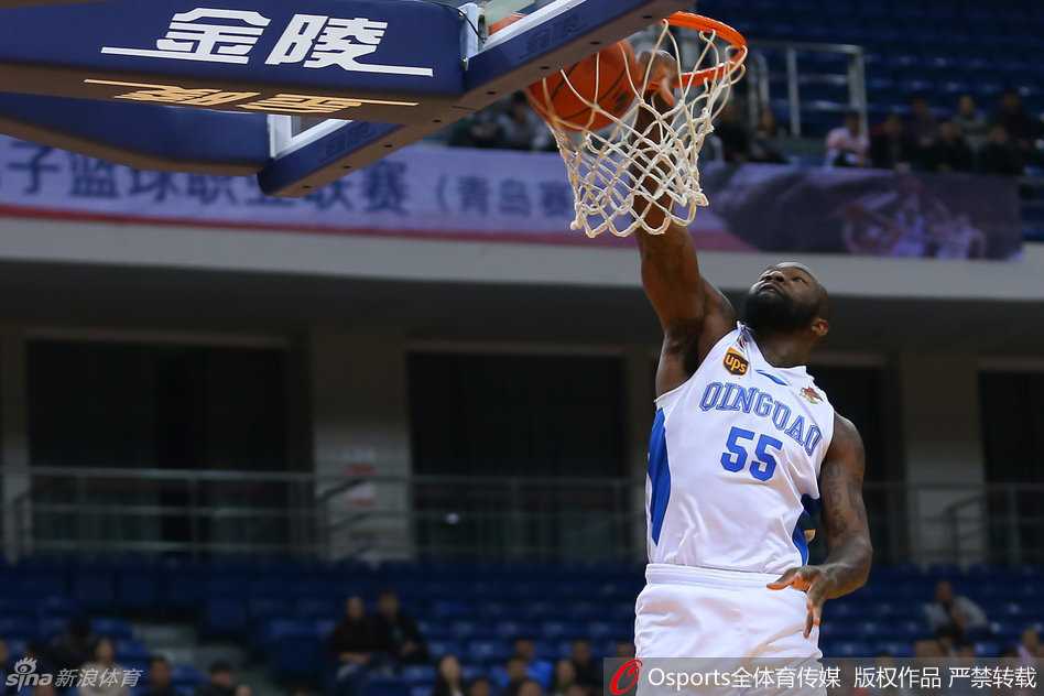 琼斯天神下凡一般旱地拔葱，在防守球员头顶生生将球砸进篮筐，引爆全场惊呼。