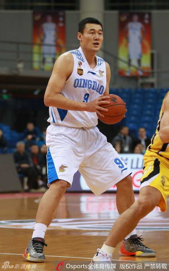 苏伟低位持球硬凿内线，如山般沉稳，准备顶着防守强势起身终结。