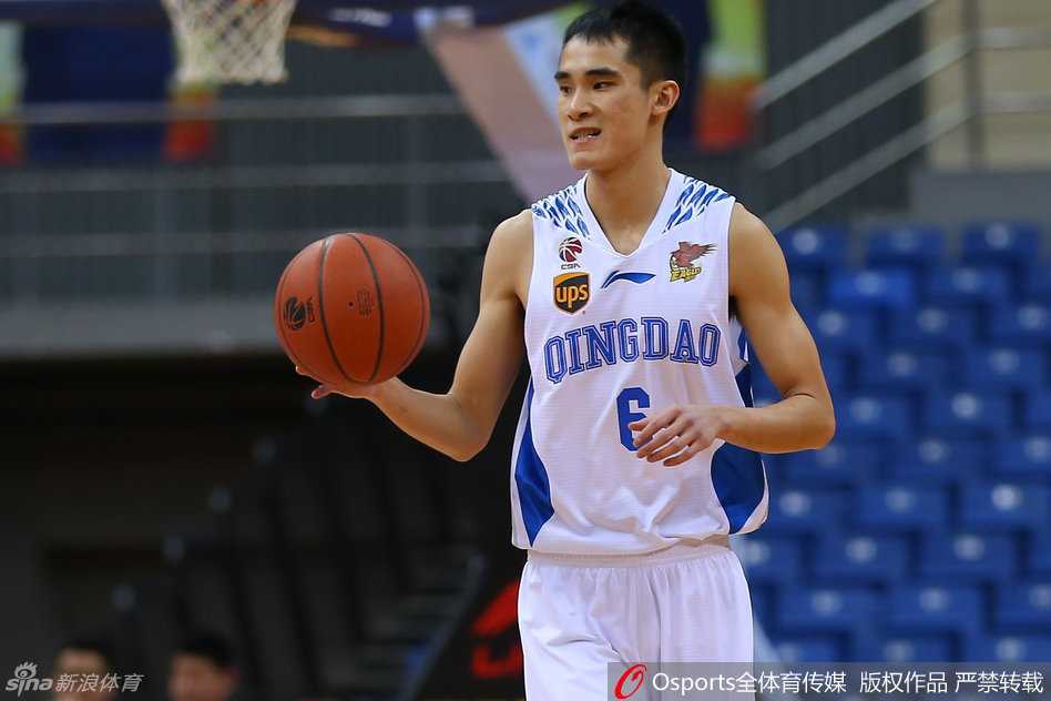 张骋宇运球游走如蛟龙，眼神犀利寻找杀机，队友在另一侧随时准备接应。