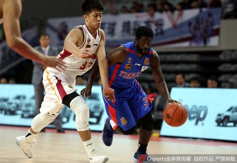 天津队老将田垒在外线找到空位机会，手起刀落命中三分，为球队勉强追回一些分数