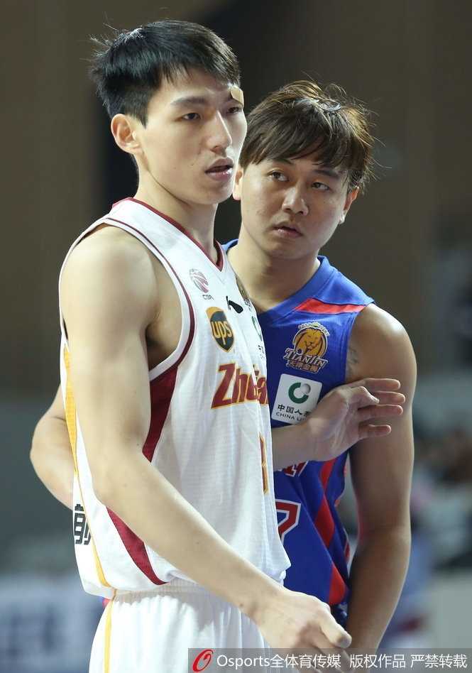 天津队小外援杰特面对三人包夹防守，依然毫无畏惧地强行突破，眼神中充满了战斗的渴望