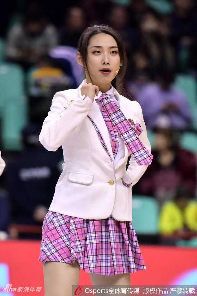 SHY48成员在辽宁体育馆中央列队摆出活力造型，蓝白相间的校服装扮如同校园漫画中走出的少女，面对镜头露出甜美笑容。