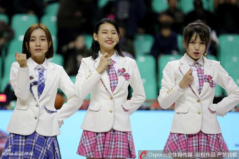 演出结束后的SHY48成员们向观众鞠躬致意，脸上洋溢着演出成功的喜悦，身后的篮球场地板上映出她们青春的身影。