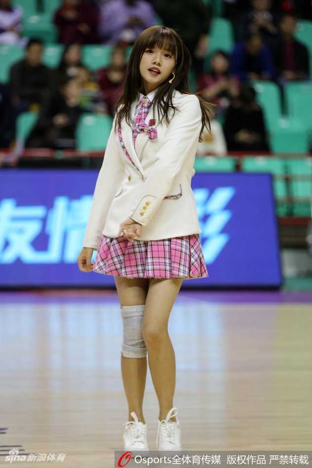 全景镜头下的SHY48正在场地中央进行动感舞蹈，队形变换整齐划一，蓝白色系的服装在体育馆的灯光下显得格外清新亮眼。