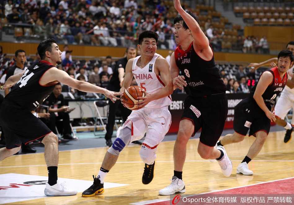 全场比赛结束，国奥队员们神情落寞地走向场边，身后是庆祝胜利的日本队，这一刻的失落将是他们成长路上的深刻印记。