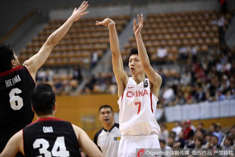 暂停时刻，国奥队主教练手持战术板，神情严肃地给围成一圈的队员们讲解战术，年轻的脸庞上满是专注与思索。