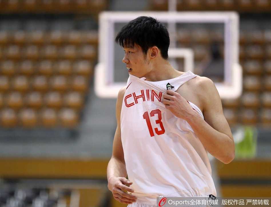 胡金秋在两名日本球员的包夹缝隙中，奋力将球举过头顶，他咬着牙，脸上写满了不甘与渴望得分的神情。