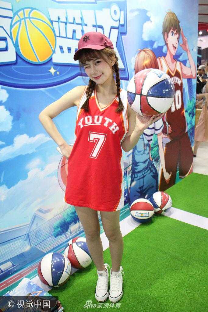 青春热浪燃爆申城:篮球宝贝助阵ChinaJoy游戏盛宴 在展台的一角,两位篮球宝贝正在互相配合练习传球,她们神情专注而轻松,身体的律动与背后的游戏巨幅海报相映成趣,构成了一幅充满活力的画面。