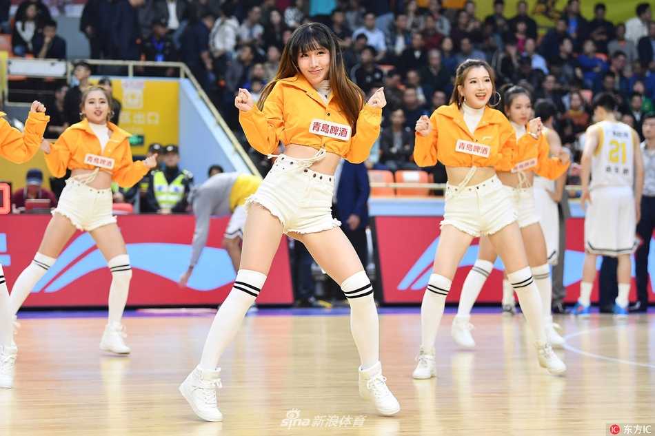 啦啦宝贝们排成纵列，随着音乐节奏轻盈跃起，修长的身姿在空中定格，动感的马尾辫和飘扬的衣角展现出无尽的青春活力。