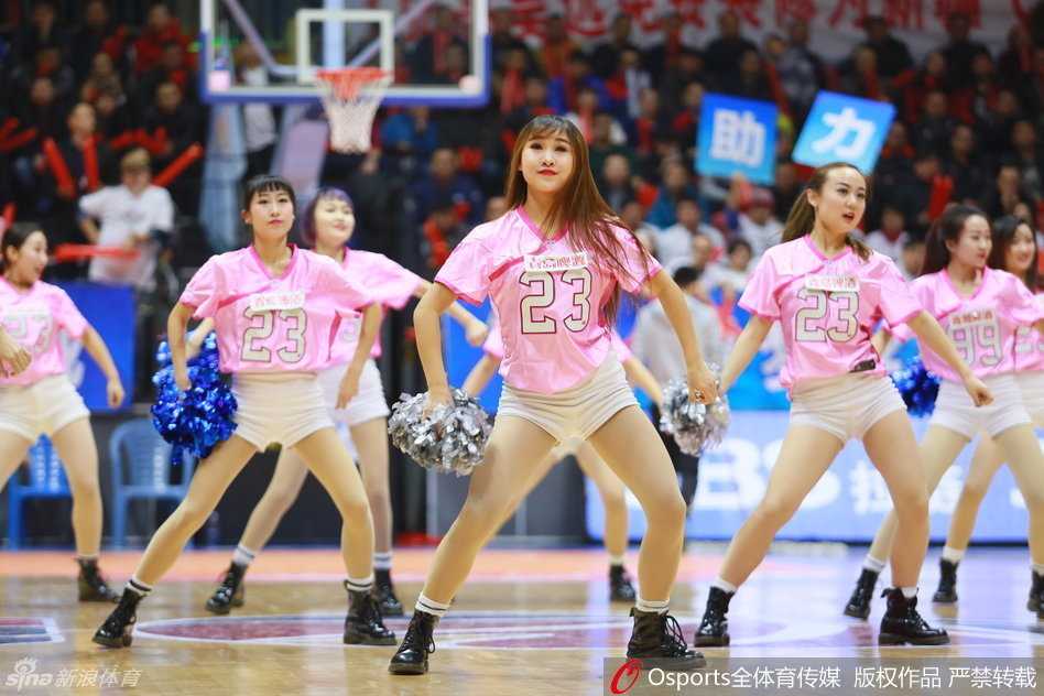 表演进入高潮，宝贝们忽然集体下腰，展现出惊人的身体柔韧性，那一刻力量与柔美完美结合，瞬间引爆了场边观众的热情欢呼。