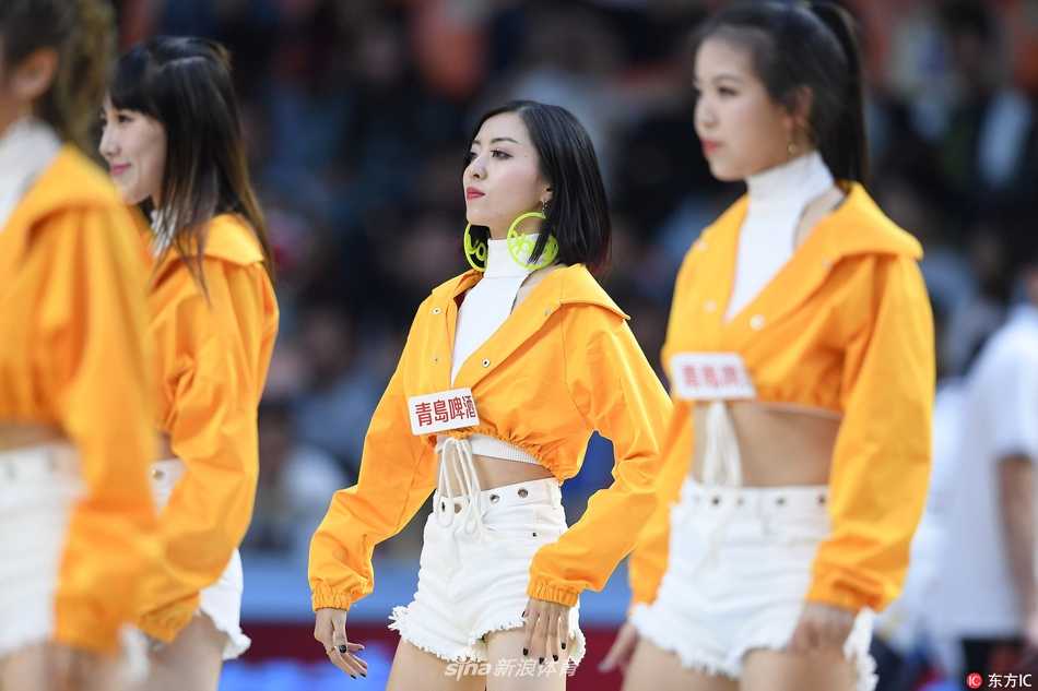 中场休息时，啦啦宝贝换上了一袭亮眼的银色流苏装，她们转身、扭胯，流苏在空中划出优美的弧线，在灯光的照射下仿佛夜空中最璀璨的星河，美不胜收。