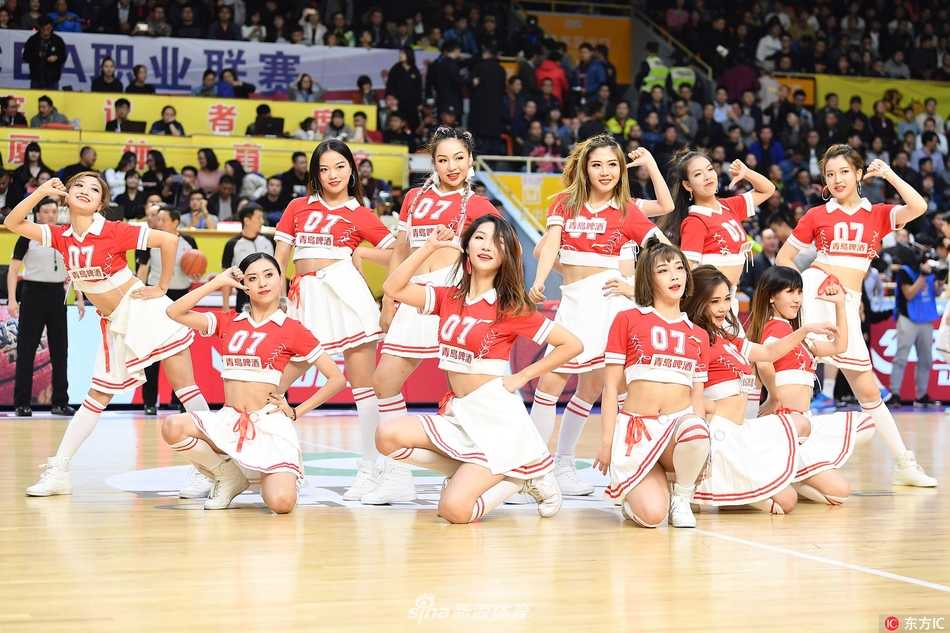 表演结束后，队员们对着镜头比出胜利的手势，脸上洋溢着运动后的红晕和灿烂笑容，青春的气息仿佛要溢出画面，感染着每一位观者。