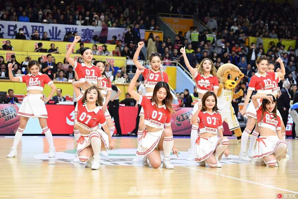 特写镜头下，一位啦啦队员正在专注地整理妆容，额前细碎的刘海下，一双明亮的大眼睛闪烁着对即将开始的表演的期待与自信。