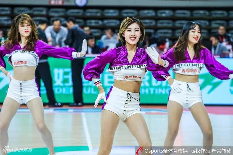 表演结束后，全体队员集体向观众致意，她们用专业而热情的表演，成为了CBA赛场上一道永不褪色的风景线。