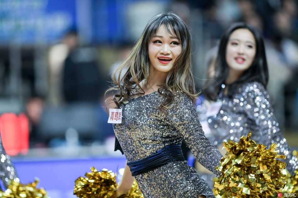 赛场中央，四位啦啦宝贝摆出俏皮可爱的结束造型，飞扬的裙摆和自信的眼神相互映衬，定格了这场篮球盛宴中最温柔而又充满活力的瞬间。