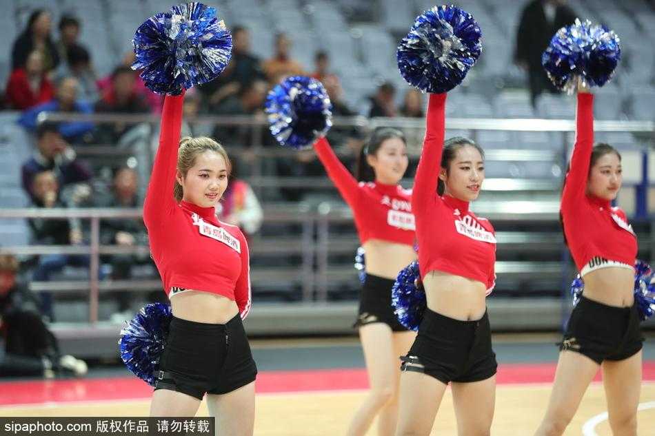 镜头拉近，这位领舞的啦啦队员正绽放出极具感染力的甜美笑容，手中的花球随着欢快的舞步飞扬。在球场灯光的照耀下，她额头上的汗珠闪烁着光芒，那是努力与热情的最好见证。