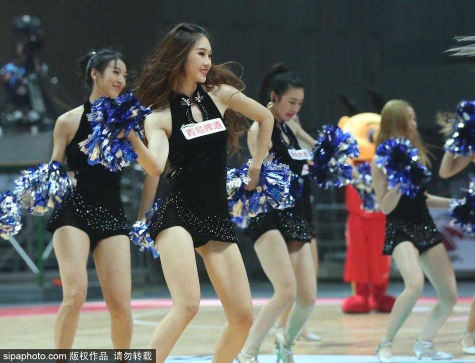 八一主场对阵江苏的比赛间隙，啦啦队女孩们伴随着动感的音乐节奏跃动起舞，她们整齐划一的动作和灿烂的笑容瞬间成为全场焦点，连裁判席后的观众都纷纷举起手机记录这精彩一刻。