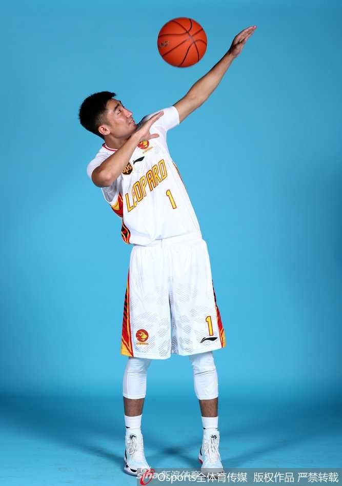 年轻中锋沈梓捷与李慕豪在摄影棚并肩而立，两人张开双臂仿佛要遮蔽天空，绰号中国大鸟的沈梓捷眼神里满是对未来的憧憬和犀利。