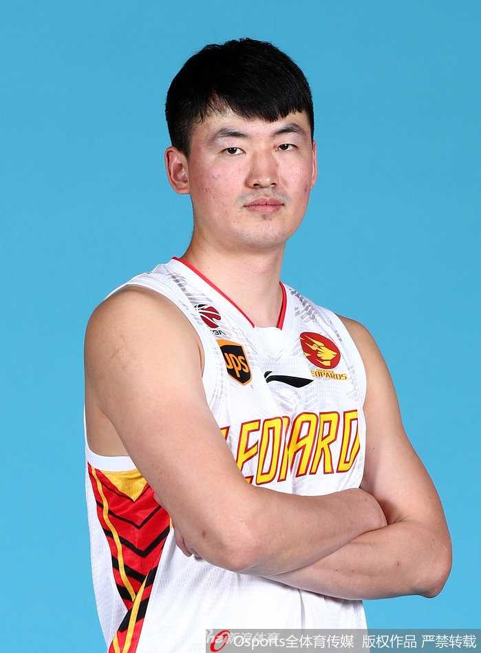 射手顾全在闪光灯下摆出投篮定格姿势，出手点极高，表情平静如水。作为本土核心，他那精准的三分球是球队拉开空间的重要武器。