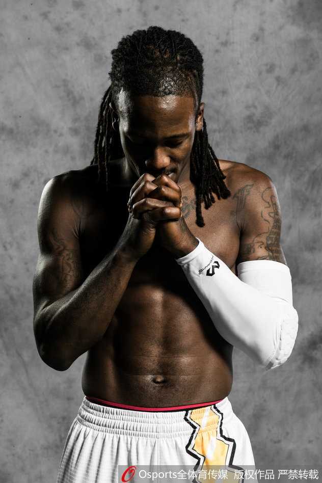 福特森在人群中如精灵般穿梭，指尖送出的传球仿佛带着精确制导的雷达信号，瞬间撕开对手整条防线。