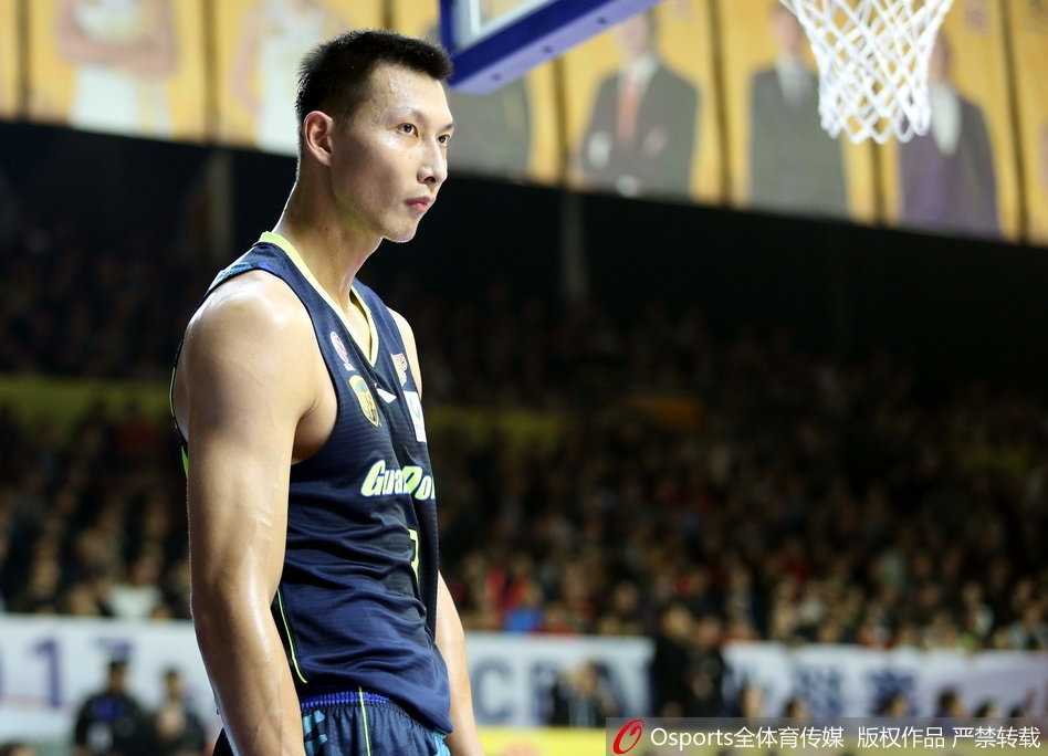 青春风暴席卷榜首大战 广厦主场大胜广东送华南虎首败 广厦队核心后卫福特森犹如精灵般穿梭于广东防线之中,以一记极具想象力的击地传球撕开对手防守。