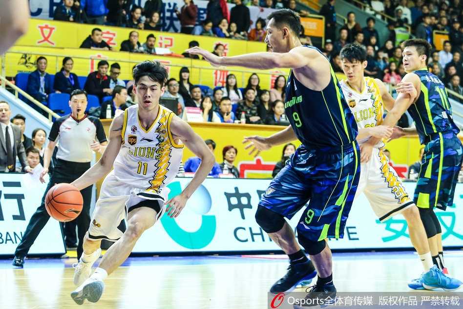 青春风暴席卷榜首大战 广厦主场大胜广东送华南虎首败 广厦外援博洛西斯高举双臂庆祝,脸上洋溢着难以抑制的喜悦,身后是巨大的比分差距。