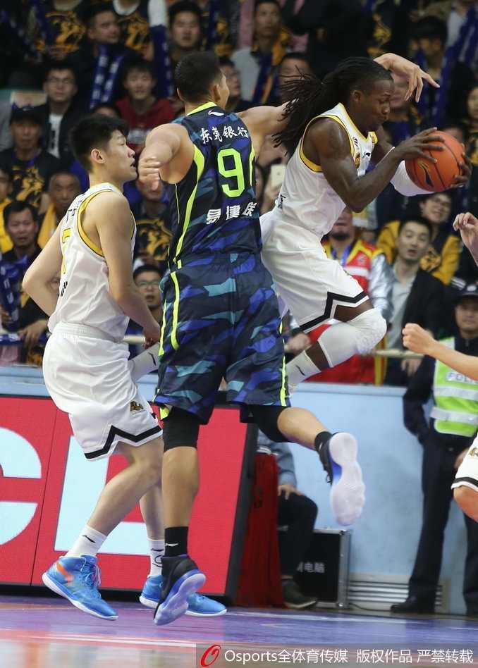 青春风暴席卷榜首大战 广厦主场大胜广东送华南虎首败 胡金秋在易建联头上摘下前场篮板,随即高高跃起完成霸气补篮,这一刻见证了广厦内线核心的崛起。