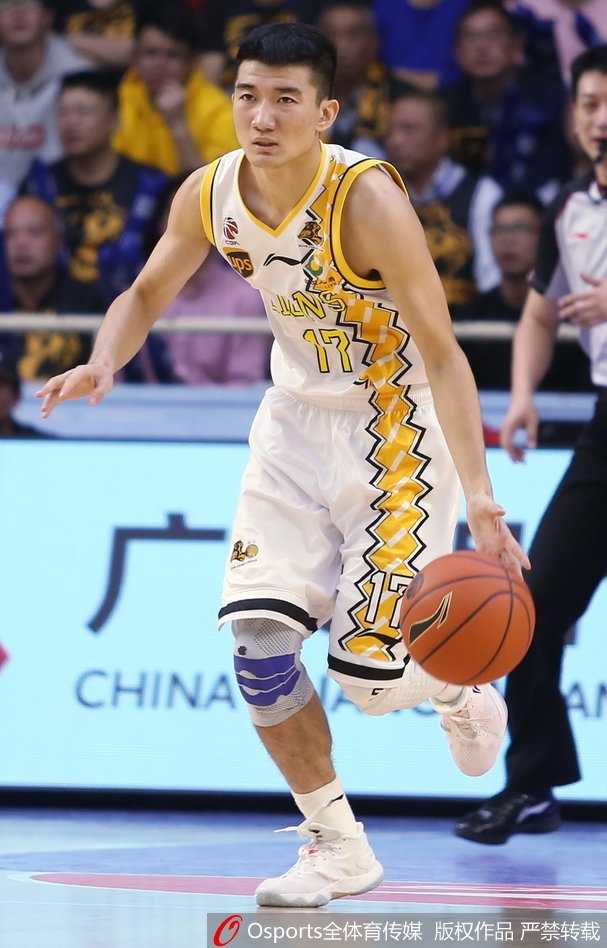 青春风暴席卷榜首大战 广厦主场大胜广东送华南虎首败 年轻的赵岩昊在易建联、周鹏等老大哥的合围下依然面无惧色,强硬突破造成犯规,彰显青春无畏。