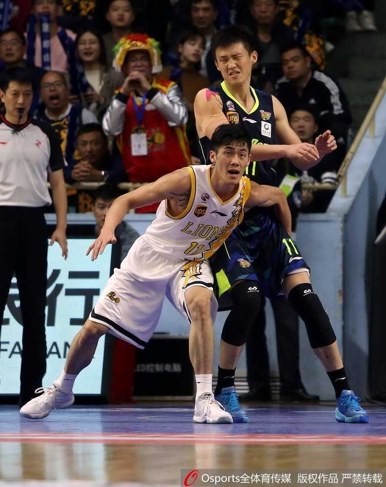 青春风暴席卷榜首大战 广厦主场大胜广东送华南虎首败 广东队主教练尤纳斯在场边愤怒地挥动双臂,脸上写满了对球员防守失位的失望与不满。