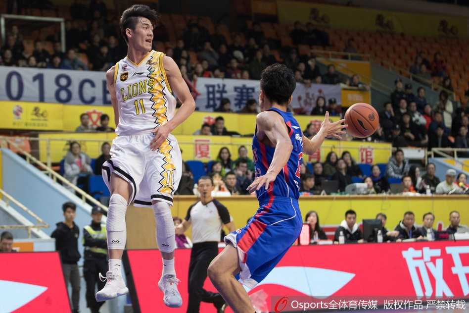 广厦小将孙铭徽快速反击中如一道白色闪电，眼神坚定望向篮筐，准备完成一次精彩的快攻上篮。