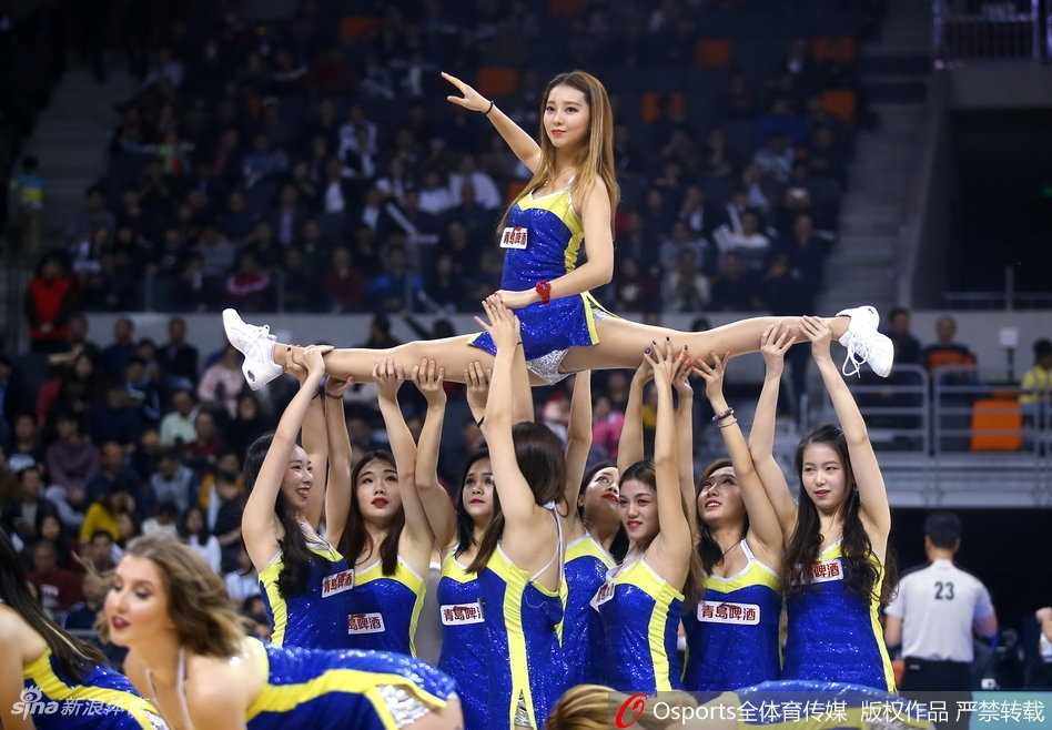 青春风暴席卷赛场,广东男篮啦啦队学生服演绎清纯与活力 表演结束后,啦啦队成员面向观众席挥手致意,学生服的背影与场内耀眼的灯光交织,为这段精彩的表演画上了圆满的句号。